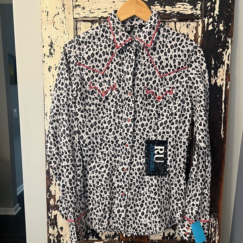 NWT RU  western Cowgirl pink detailed animal print snap button down. Size Small.